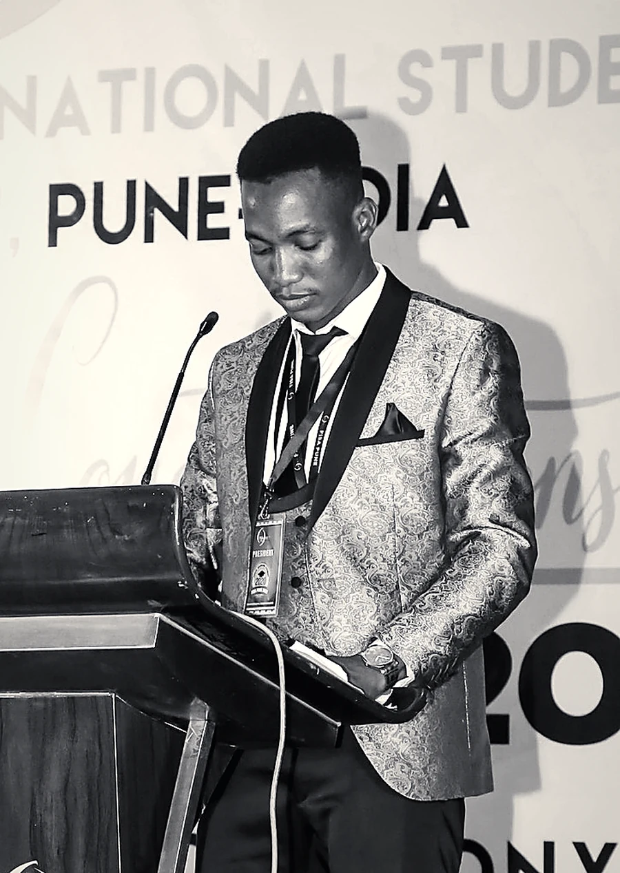 Abba Oumar au pupitre, portant le badge de président de FISA Pune, cérémonie de la promotion 2020