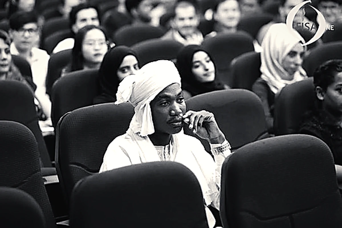 طالب في القاعة خلال جلسة لفيسا بونه